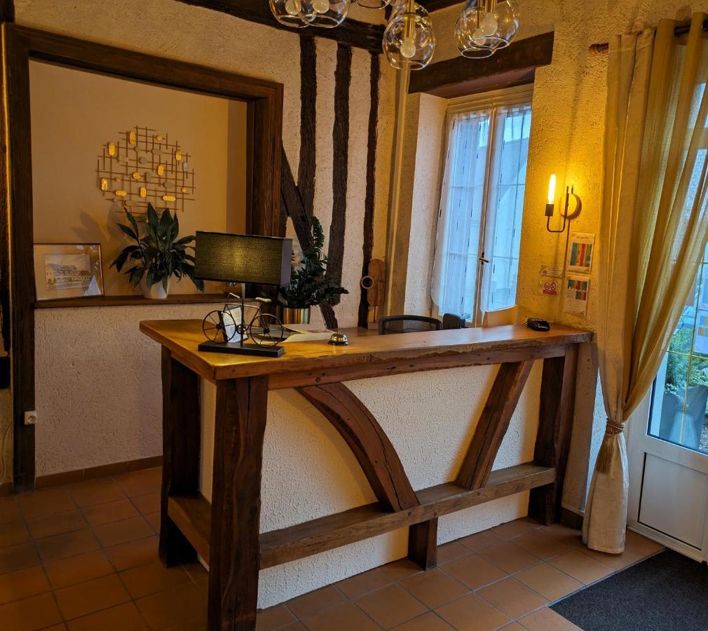 Logis Hotel Le Saint Florent Мон-пре-Шамбор Экстерьер фото