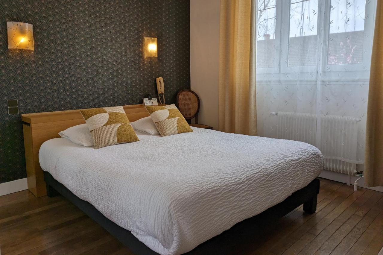 Logis Hotel Le Saint Florent Мон-пре-Шамбор Экстерьер фото