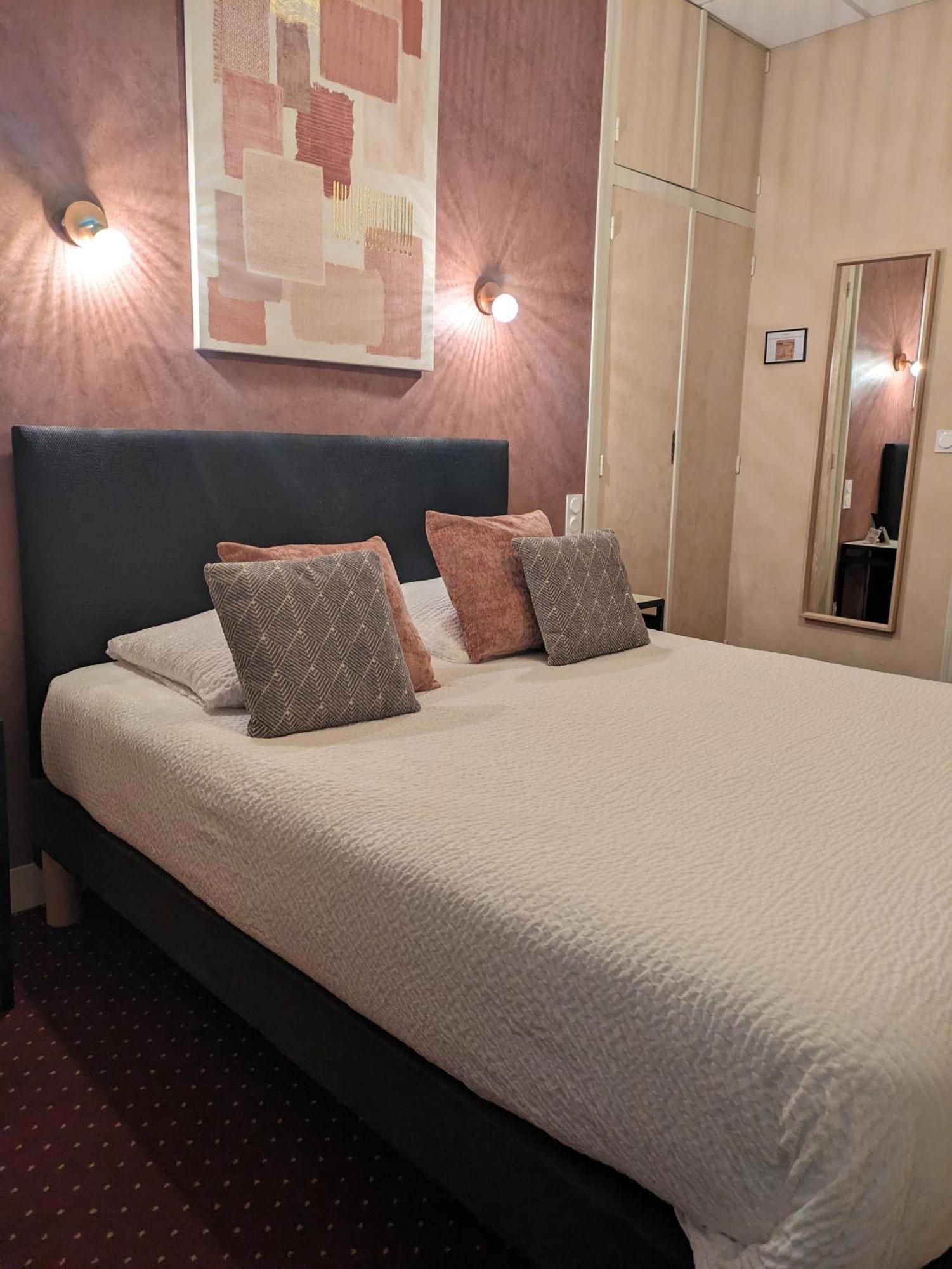 Logis Hotel Le Saint Florent Мон-пре-Шамбор Экстерьер фото