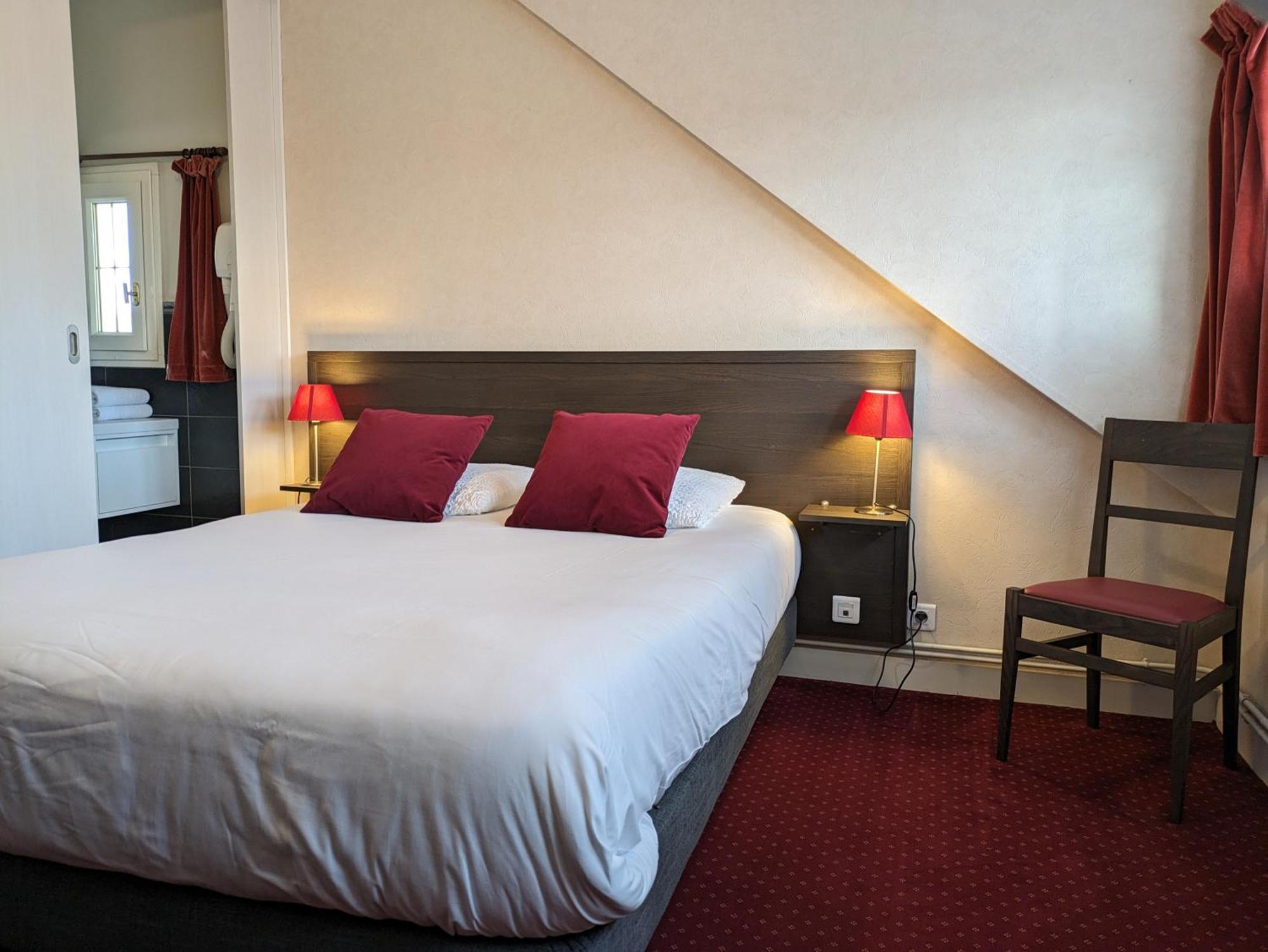 Logis Hotel Le Saint Florent Мон-пре-Шамбор Экстерьер фото