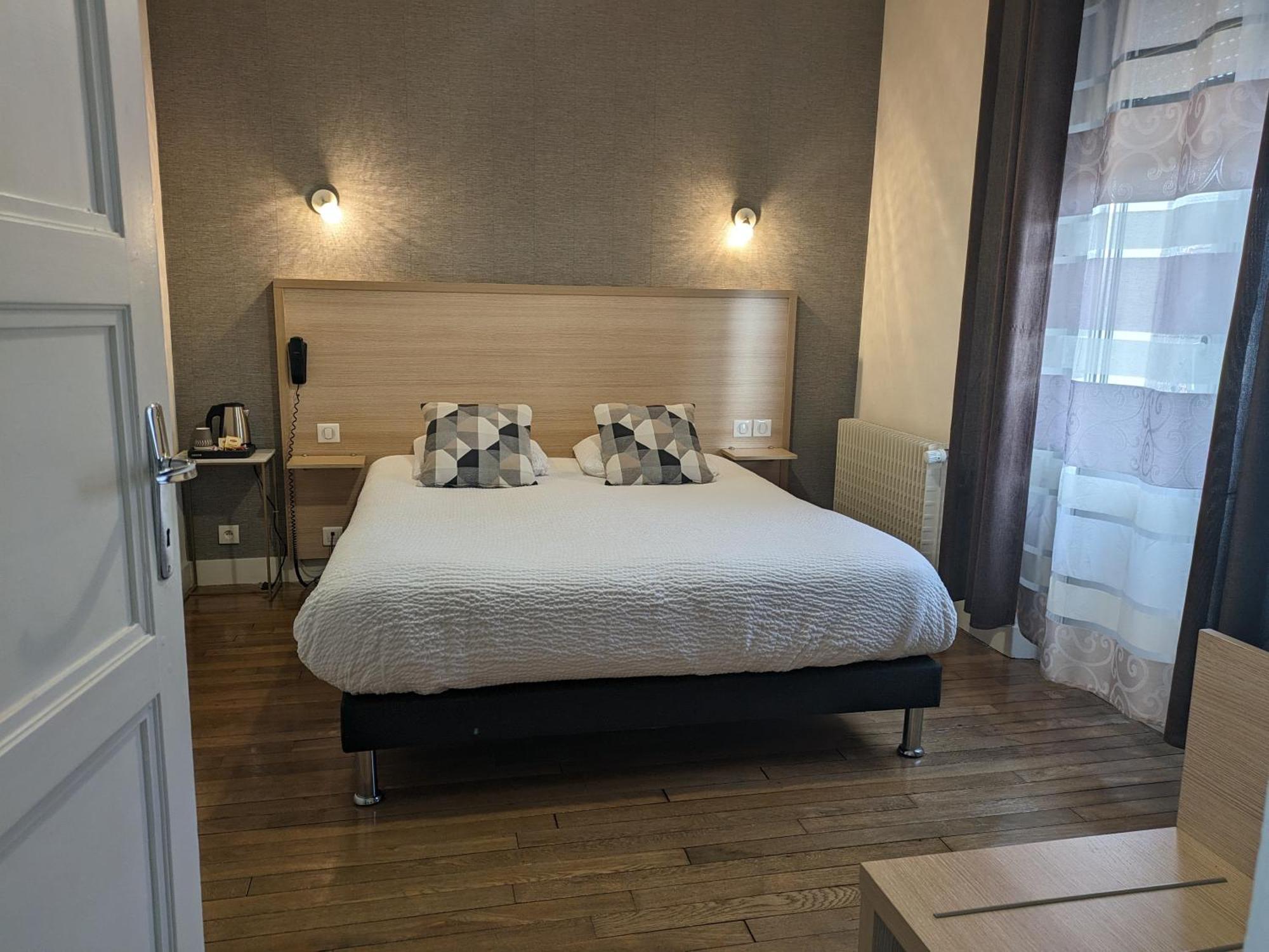 Logis Hotel Le Saint Florent Мон-пре-Шамбор Экстерьер фото