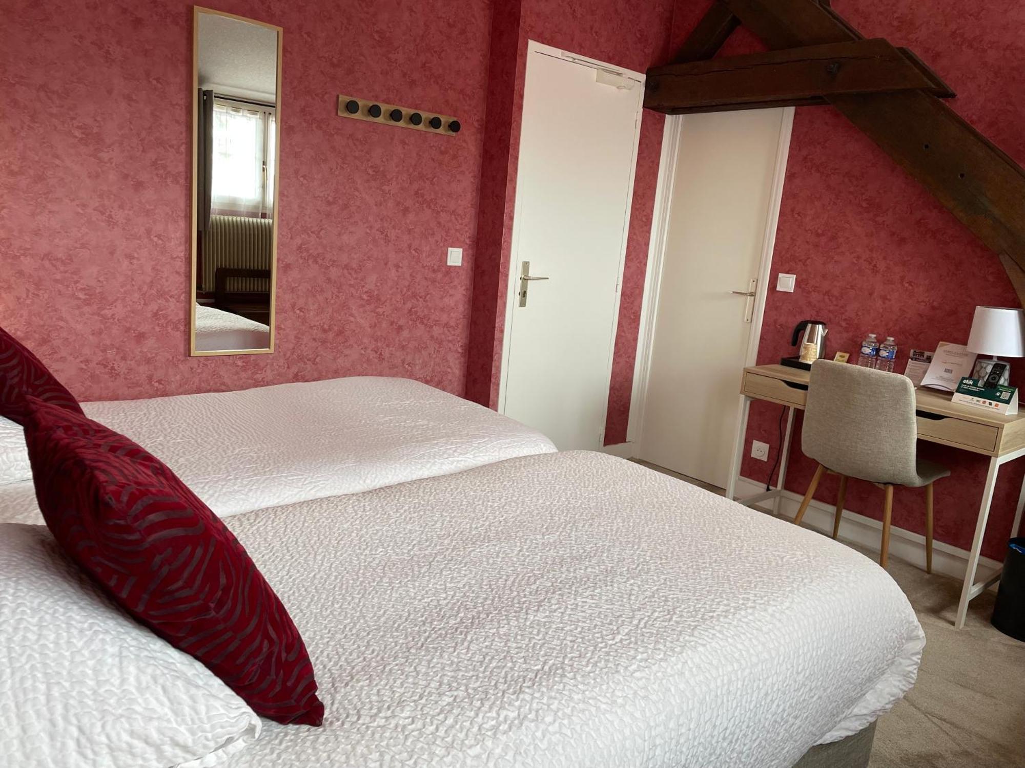 Logis Hotel Le Saint Florent Мон-пре-Шамбор Экстерьер фото